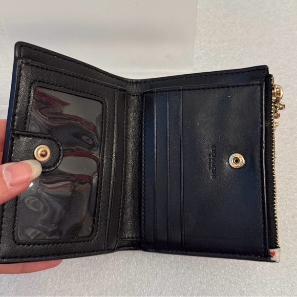 EUC Coach Crayon Heart Wallet - Picture 5 of 7